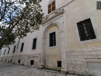 Sulla facciata principale, che si allunga su via San Francesco d�Assisi per quasi cento metri, sono presenti tre diversi accessi. Quello centrale, ormai murato, � sovrastato da un raffinato timpano spezzato...